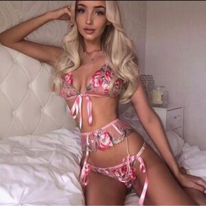 NWOT Sexy Skimpy Lacy Medium lingerie set